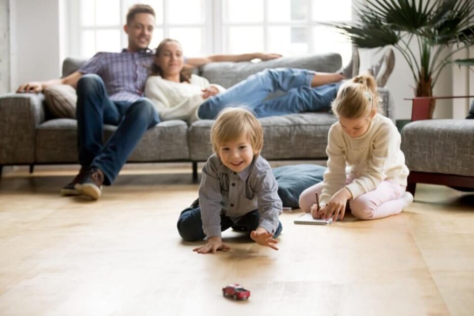 Familie im Wohnzimmer