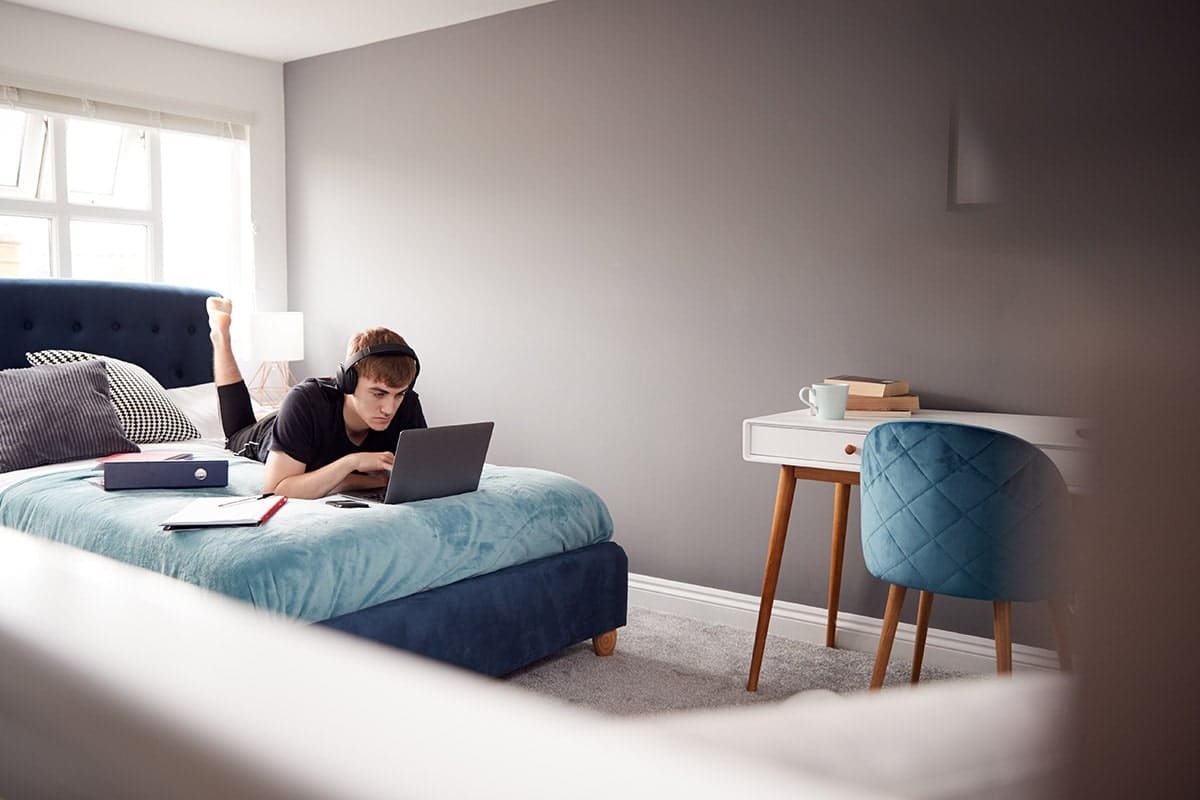 Student auf dem Bett