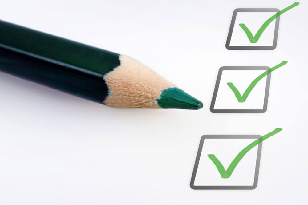 Checkliste mit grünem Stift